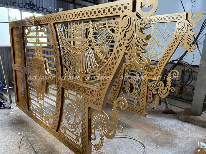 Cổng CNC 2 cánh cho biệt thự, sơn màu vàng đồng