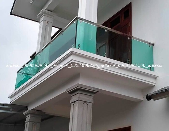 Lan can kính ban công thường được cấu tạo gồm kính cường lực và trụ Inox 304