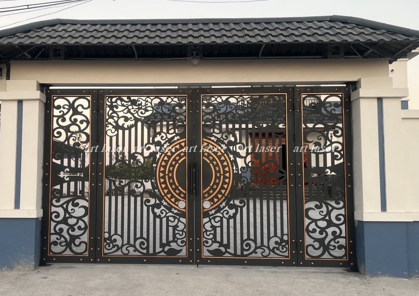 Mẫu cổng sắt 4 cánh sang trọng sử dụng tấm thép cắt CNC dày 10mm chắc chắn.
