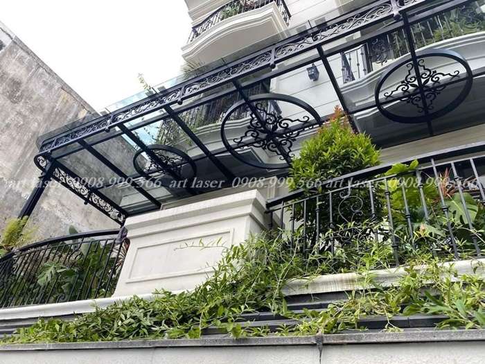 Mái che ban công kính cường lực khung sắt kết hợp kính cường lực xanh lá