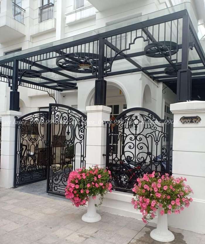 Thiết kế mái che kính cường lực với kết cấu khung sắt hộp vững chắc.