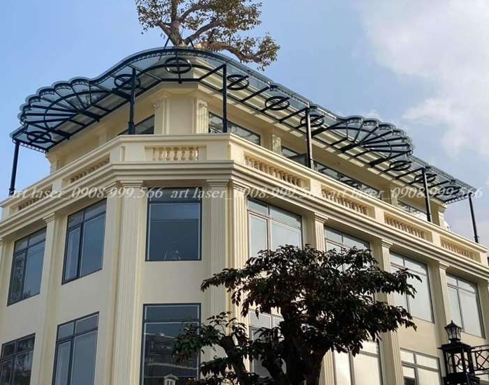 Mái kính ban công đẹp sử dụng cột chống, kính cường lực xanh lá