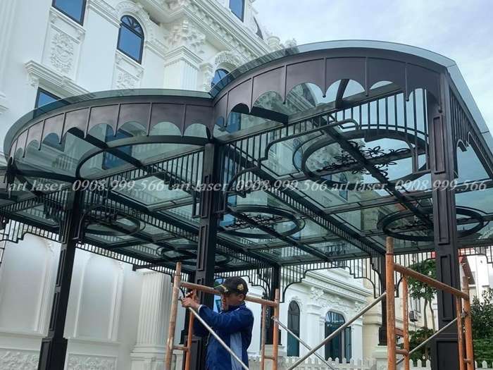 Mẫu Mái kính sân thượng đẹp cường lực màu xanh, khung sắt đen