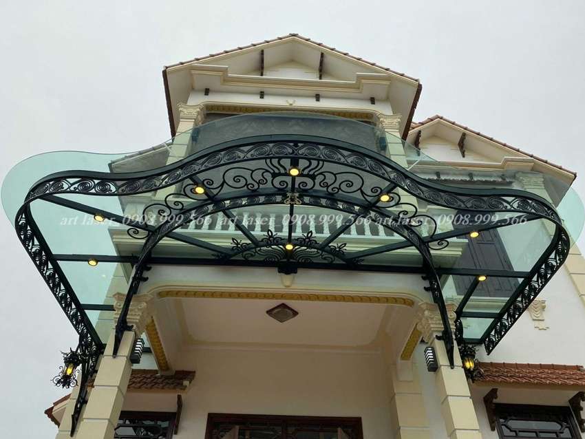 Mái che sắt mỹ thuật với các chi tiết hoa lá gang đúc.