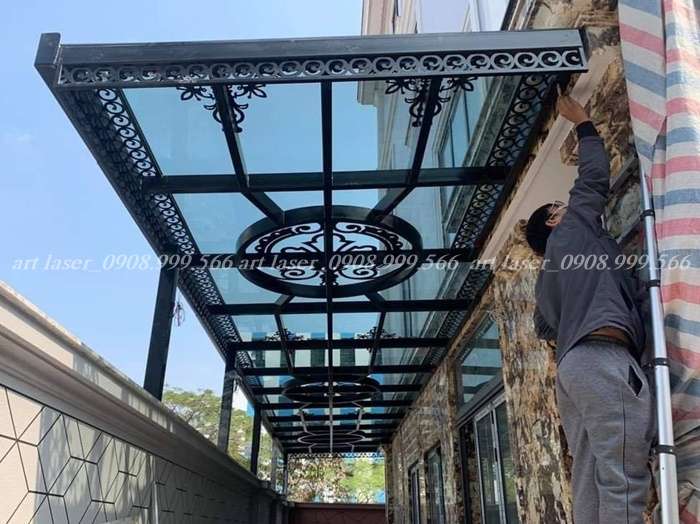 Thiết kế mái che kính cường lực khung sắt nghệ thuật độc đáo.