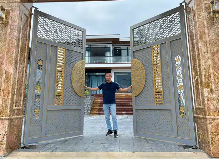 Cổng sắt CNC đẹp hoạ tiết trống đồng sơn vàng nổi bật không gian nhà phố