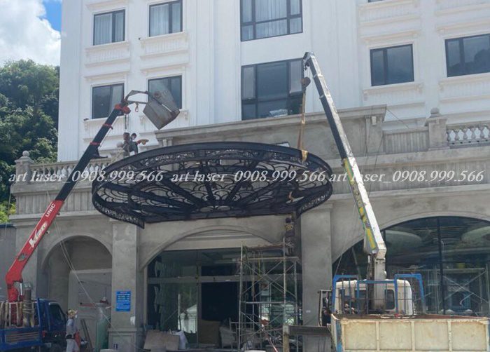 Kết cấu khung sắt đặc rèn thủ công cho mái che kính cường lực.