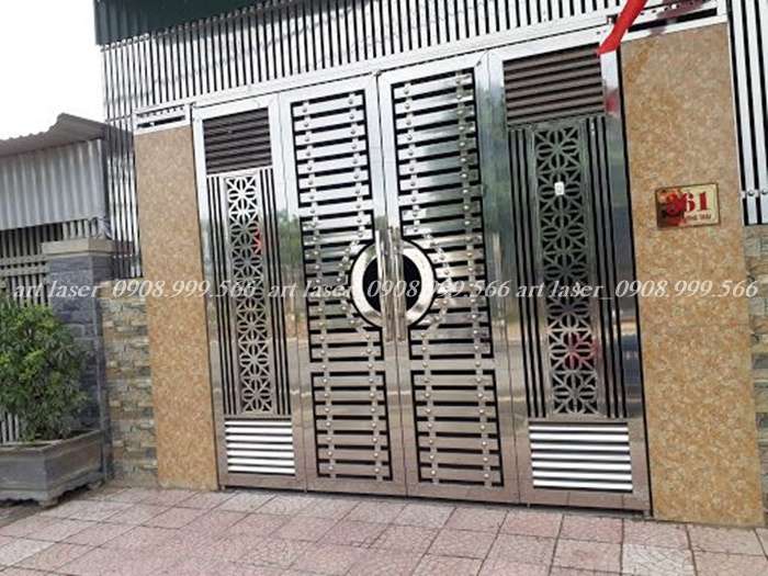 Cổng inox 4 cánh đẹp tối ưu không gian cho nhà có sân nhỏ.