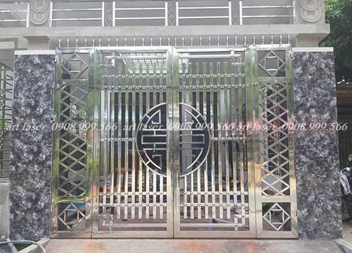 Mẫu cổng inox 4 cánh kết hợp vật liệu kính cường lực.