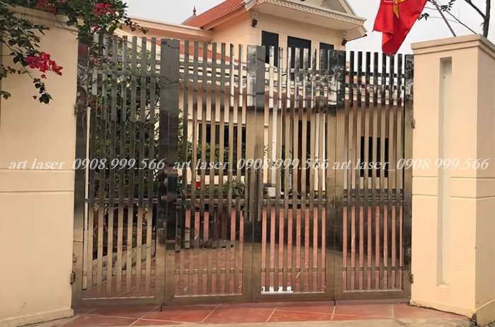 Cổng inox 4 cánh thiết kế theo yêu cầu của gia chủ.