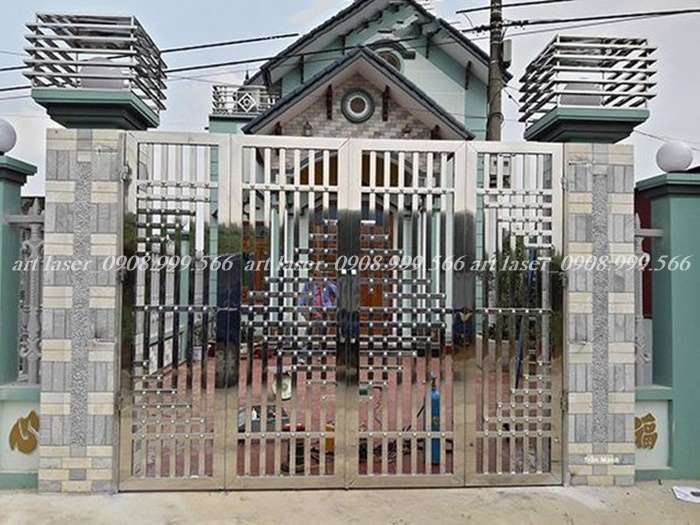 Bề mặt sáng bóng của cổng inox 304 4 cánh chống gỉ sét.