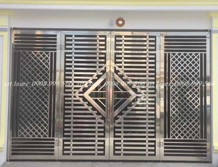 Cửa cổng inox 4 cánh gấp gọn, vận hành mượt mà và nhẹ nhàng.