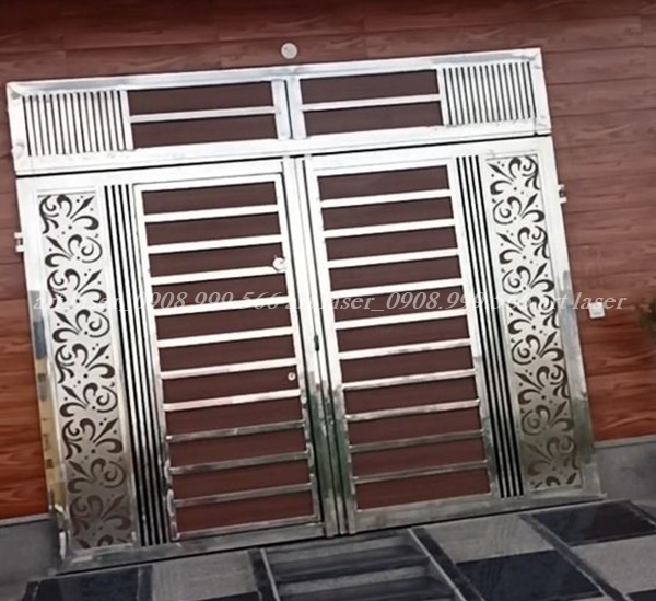 Cổng inox cắt CNC cho nhà ống có mặt tiền hẹp.
