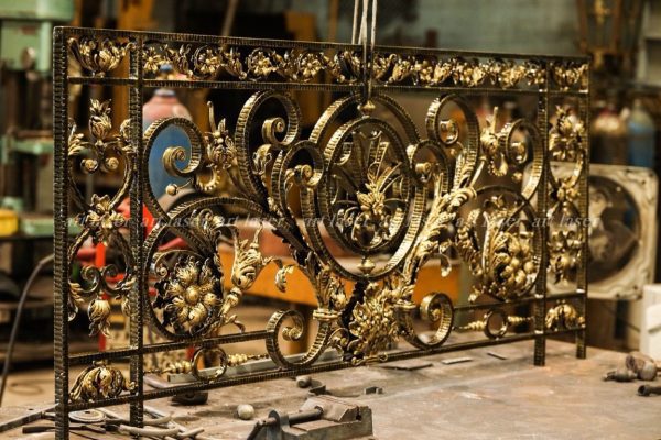 Hoa sắt nghệ thuật được ứng dụng gia công lan can sắt nghệ thuật