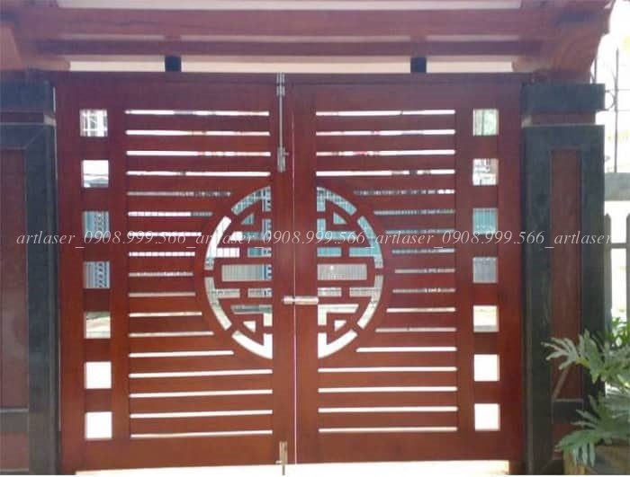 Cổng sắt sơn màu giả gỗ đẹp, hiện đại phù hợp biệt thự