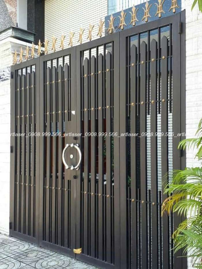 Chi tiết cổng sắt hộp 4 cánh màu trắng cho kiến trúc tối giản.