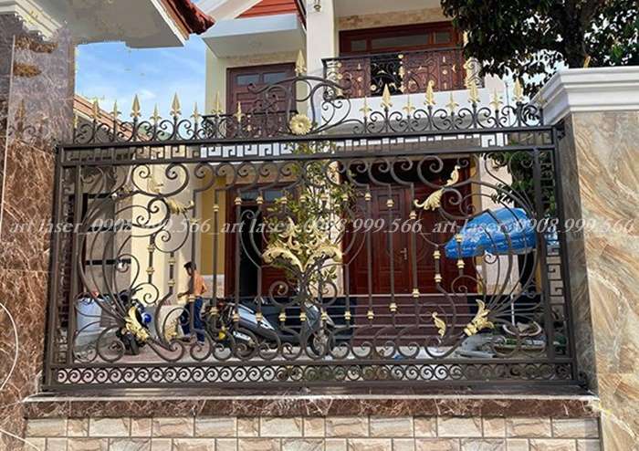 Hàng rào sắt nghệ thuật được thiết kế gồm nhiều họa tiết uốn cong sinh động như hình hoa, hình tròn, hình lá, các hình cây, động vật…hoặc những hình hiệu ứng nghệ thuật cao.