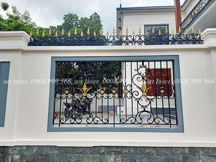 Mẫu hàng rào sắt mỹ thuật đẳng cấp cho biệt thự tân cổ điển.