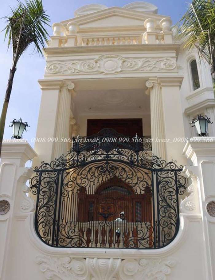 Hàng rào sắt nghệ thuật mang lại nhiều ưu điểm vượt trội, không chỉ về mặt thẩm mỹ mà còn về tính năng sử dụng