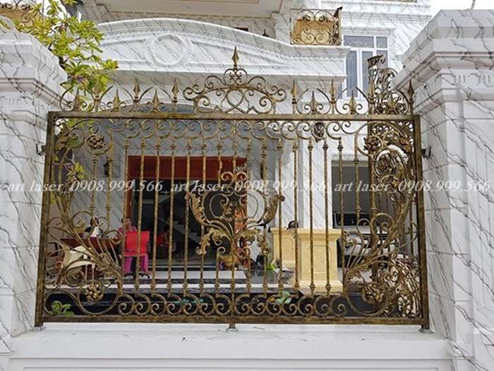 Hàng rào sắt nghệ thuật có những đường nét uốn lượn và hoa văn tinh xảo, mang lại vẻ đẹp nổi bật và lôi cuốn.