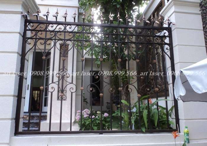 Những mẫu hàng rào sắt không chỉ tăng thêm vẻ đẹp cho ngôi nhà mà còn đảm bảo sự an toàn và riêng tư