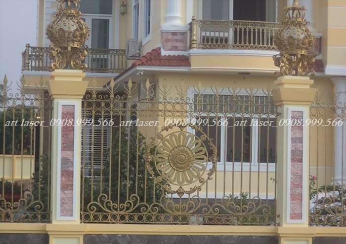 Mẫu hàng rào sắt với nhiều kiểu dáng và họa tiết độc đáo, phù hợp cho nhà biệt thự hoặc nhà phố sang trọng