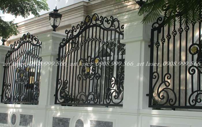 Hàng rào sắt nghệ thuật sử dụng sắt rèn sơn tĩnh điện siêu đẹp mắt