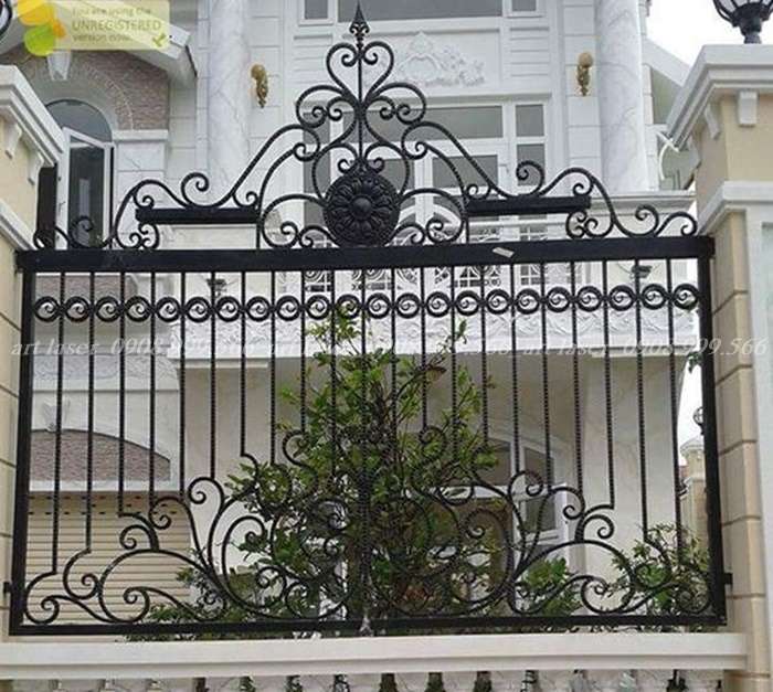 Hàng rào sắt đặc rèn thủ công với các chi tiết chông gang đúc an toàn.