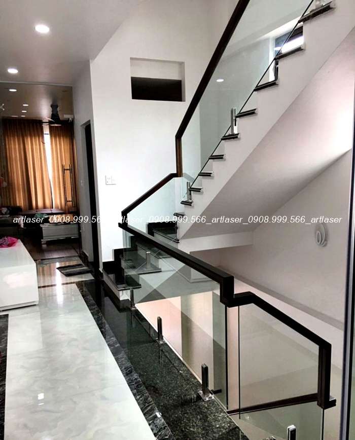 Mẫu lan can kính tay vịn inox vuông tại một toà nhà văn phòng