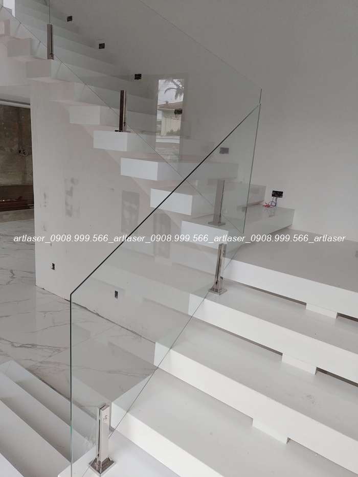 Mẫu lan can cầu thang kính cường lực đẹp không dùng khung