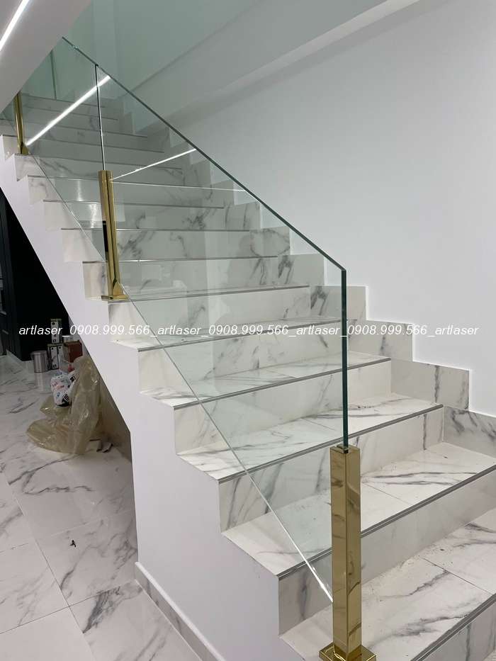 Mẫu lan can cầu thang kính cường lực đẹp không dùng tay vịn