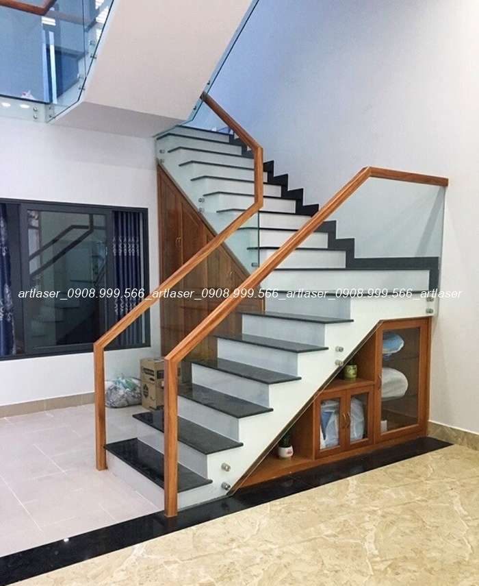 Cận cảnh một mẫu lan can kính tay vịn gỗ Lim sang trọng