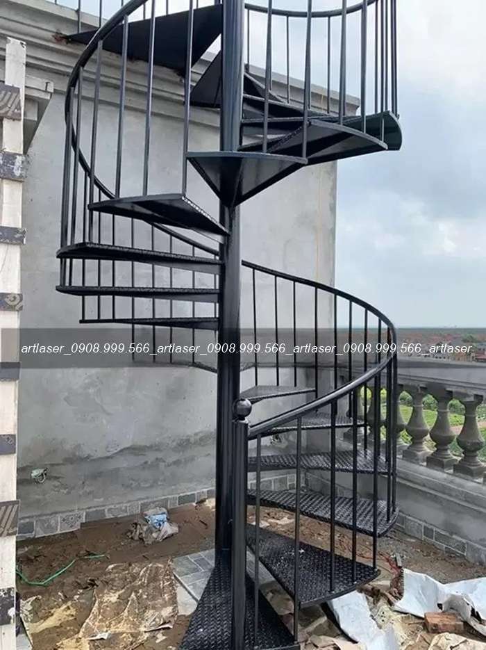 Thi công cầu thang xoắn sắt ngoài trời tại công trình ở Hà Nội.