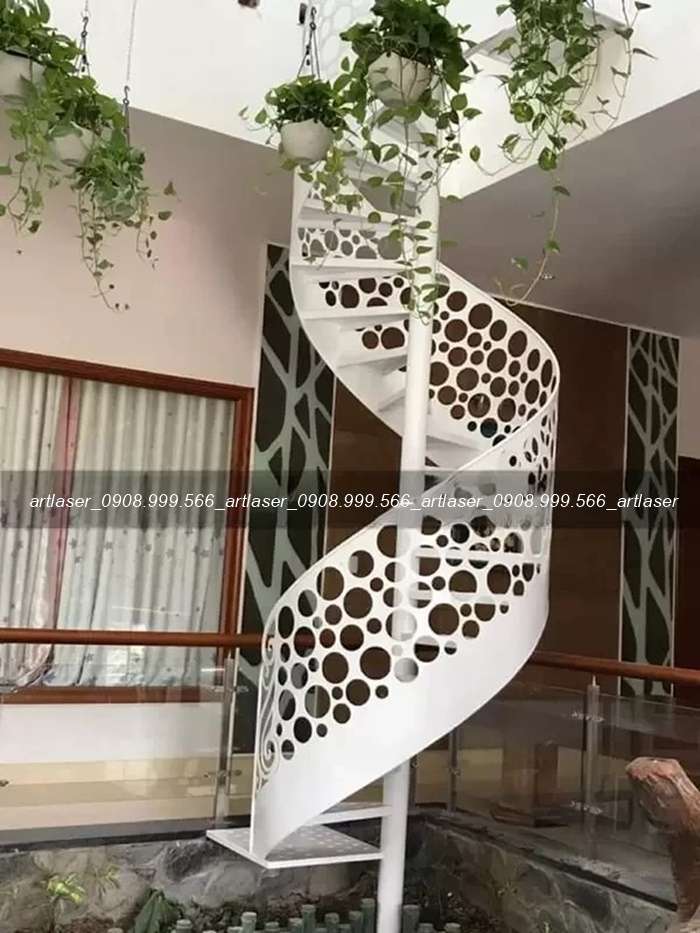 Cầu thang xoắn ngoài trời sơn tĩnh điện màu đen, chịu được thời tiết.