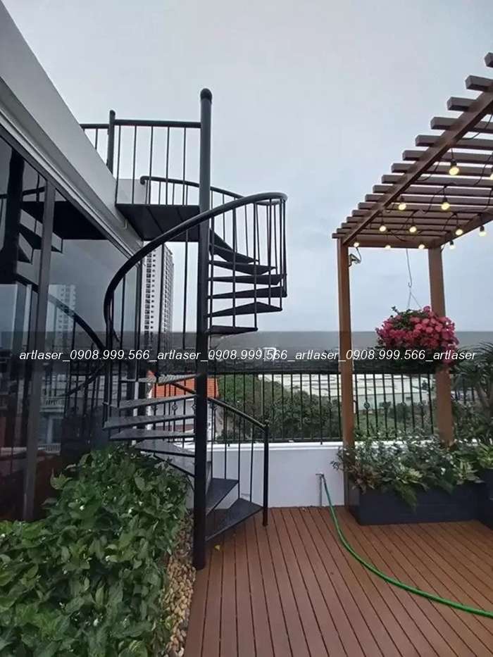 Mẫu cầu thang sắt ngoài trời đẹp, giải pháp tiết kiệm diện tích.