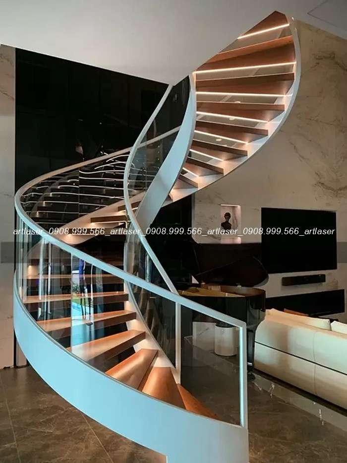 Cầu thang xoắn ốc mặt bậc gỗ tự nhiên sang trọng.