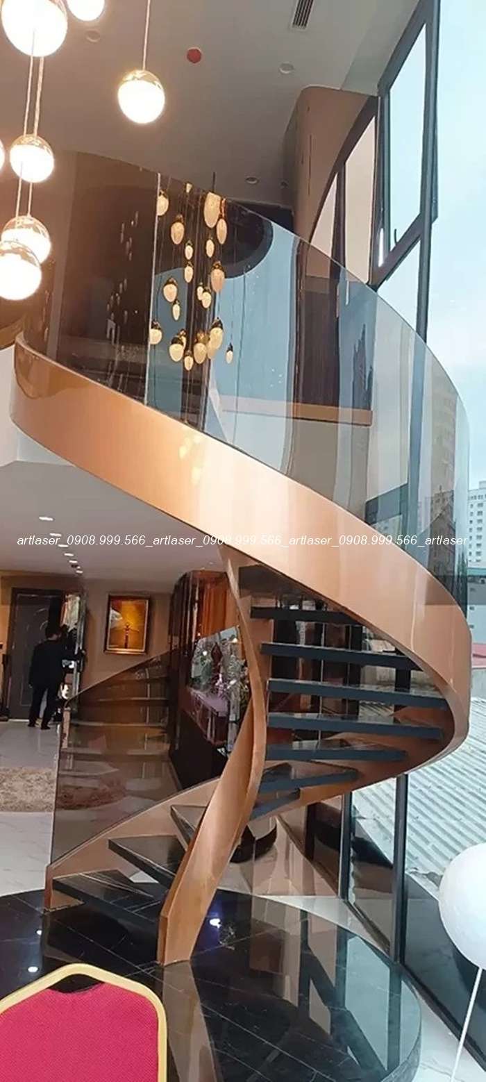 Thiết kế cầu thang xoắn độc đáo, điểm nhấn kiến trúc cho không gian lớn.