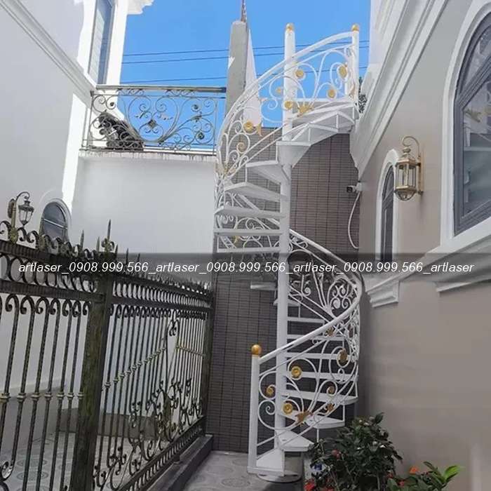 Lắp đặt hoàn thiện cầu thang xoắn ngoài trời cho nhà phố.