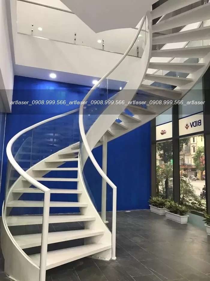 Mẫu cầu thang xoắn ốc hiện đại với trụ thép chịu lực lớn.