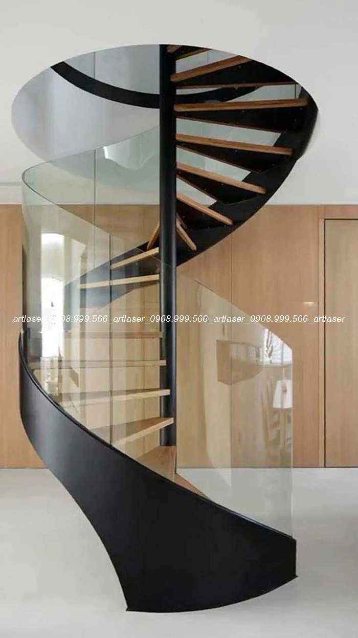 Thiết kế cầu thang xoắn ốc với lan can sắt nghệ thuật tinh xảo.