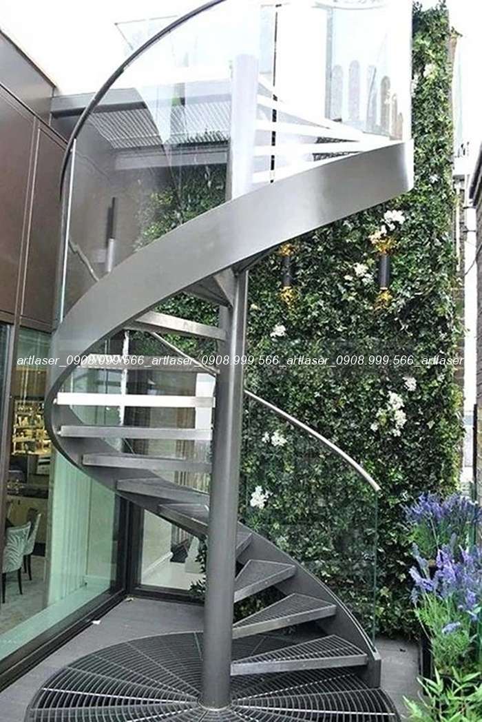 Cầu thang xoắn ngoài trời với lan can sắt hộp đơn giản, an toàn.
