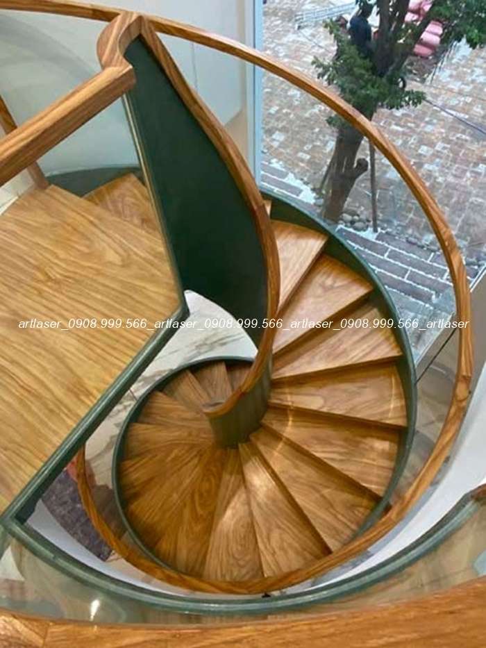 Thiết kế cầu thang xoắn ốc sang trọng cho sảnh biệt thự.