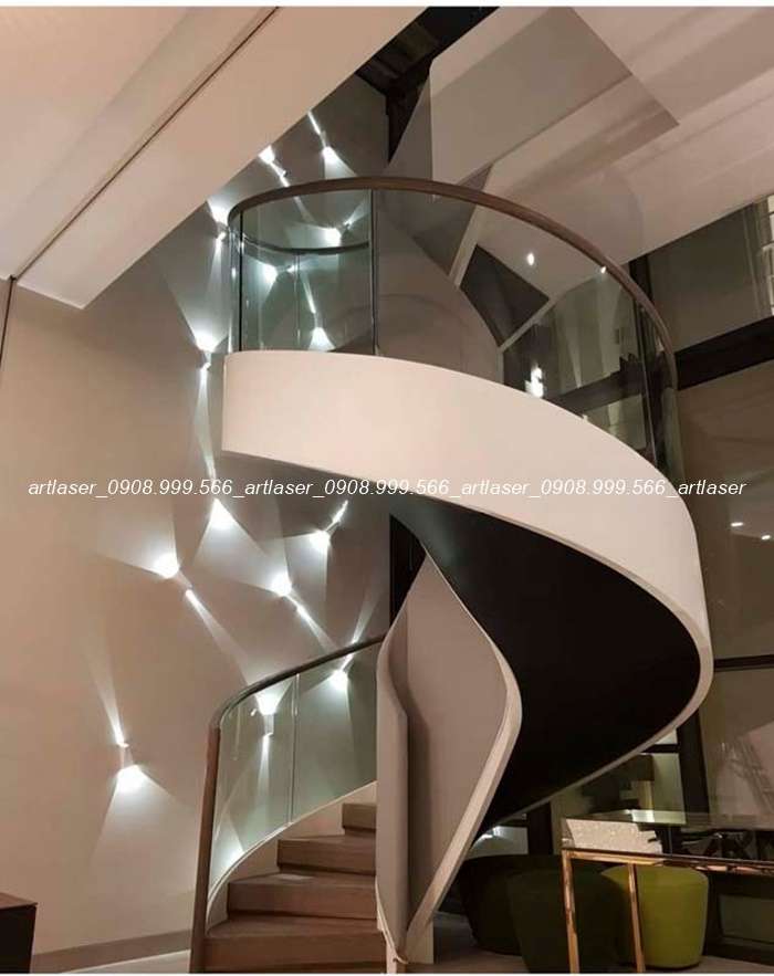 Cầu thang xoắn ốc với tay vịn gỗ, tạo cảm giác ấm cúng.