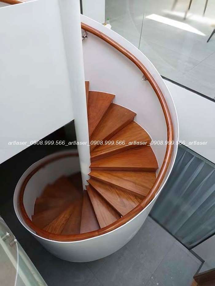 Cầu thang xoắn bằng sắt với đường kính lớn, tạo sự bề thế.