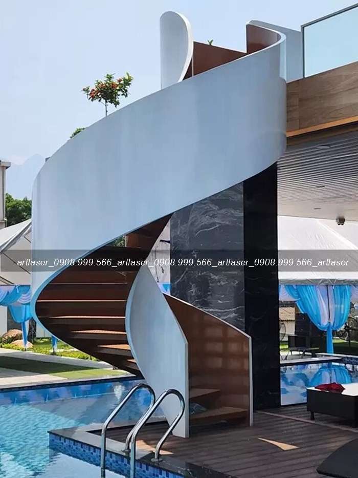 Mẫu cầu thang xoắn sắt ngoài trời với tay vịn chắc chắn.