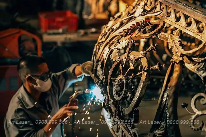 Nghệ nhân lành nghề gia công cửa cổng sắt mỹ thuật