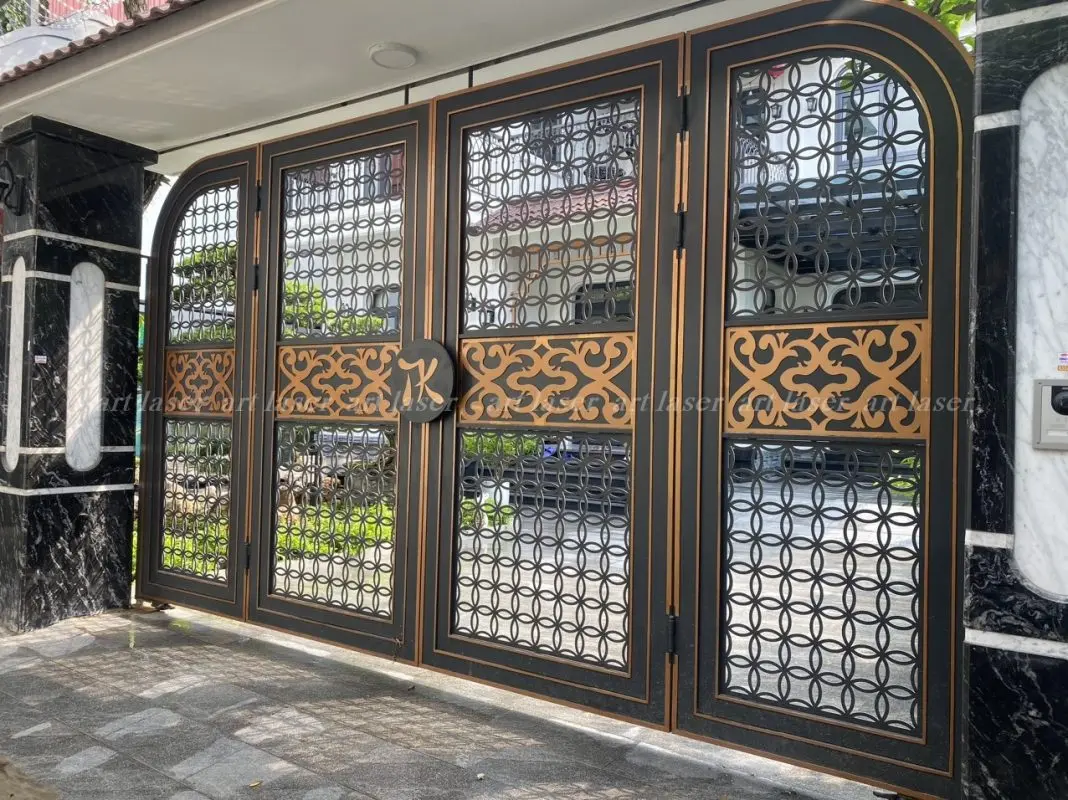 So Sánh Sơn Tĩnh Điện và Sơn Epoxy: Lựa Chọn Nào Tối Ưu Cho Sắt Mỹ Thuật? Hình ảnh cổng sắt cắt CNC được sơn Epoxy 2 thành phần
