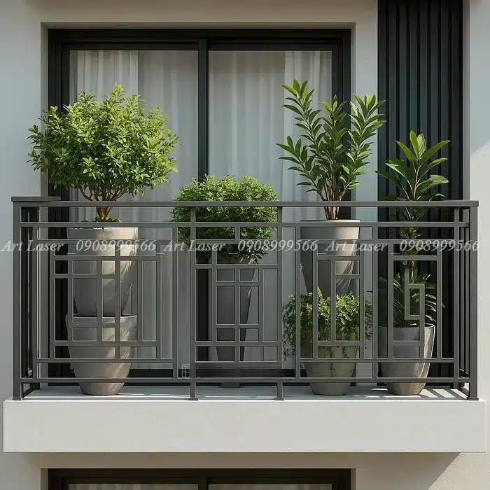 Ban công nhà phố với lan can sắt hộp chắc chắn